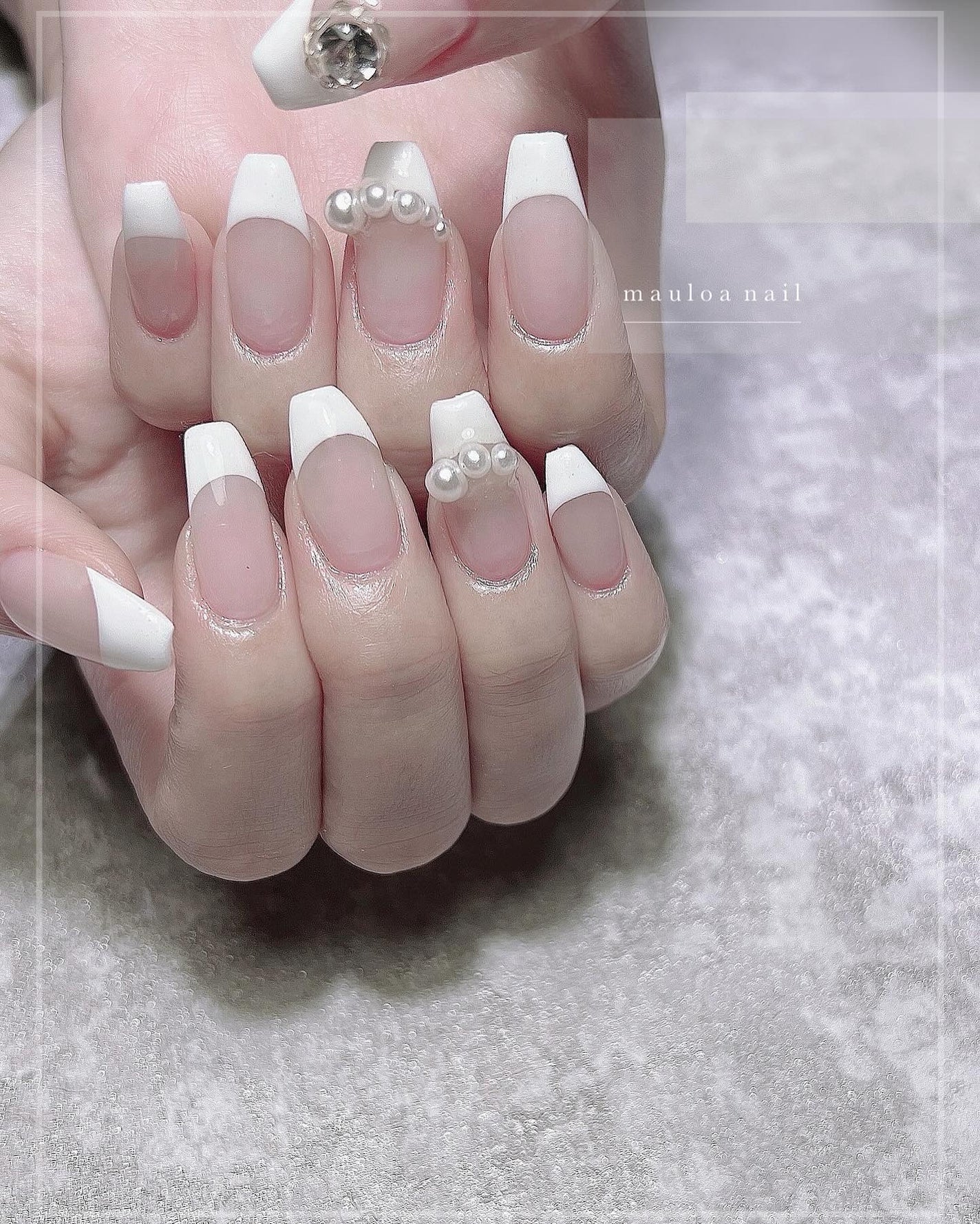 mauloa_nail on LIPS 「・ 白フレンチ✖️立体パール🤍・・ネイルやり方動画fantis..」(1枚目)