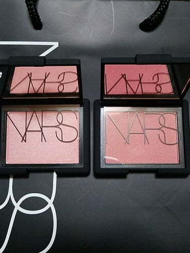 NARS　ブラッシュ
4013 orgasm
5136 free soul

店員さんにとにかくコーラル系で
無難な色下さい！艶感でるやつ！
って出てきた色が右の4013番。

ゴールドラメが
いい感じ