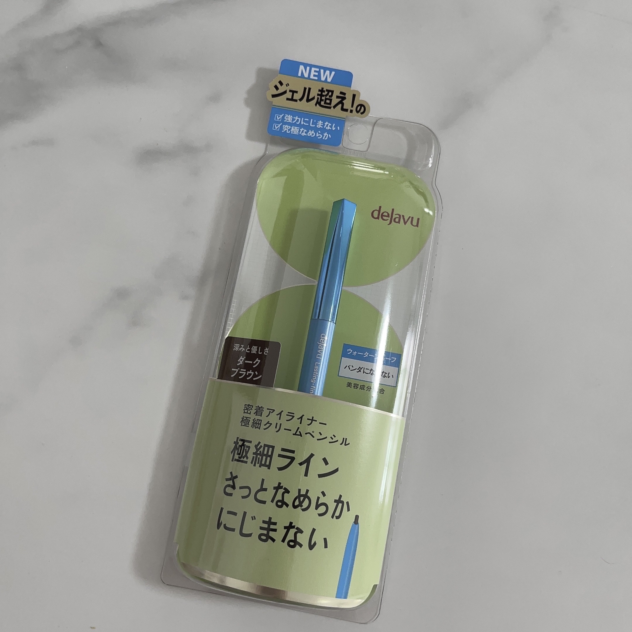 ---デジャヴュ
密着アイライナー 極細クリームペンシル

気になっていたアイライナーが当選しました🎉*°

前に楕円型のアイライナーも当選して
めちゃめちゃ良かったのでリピートしていたのですが
細いタイプも良かった◎！！！

柔らかくて