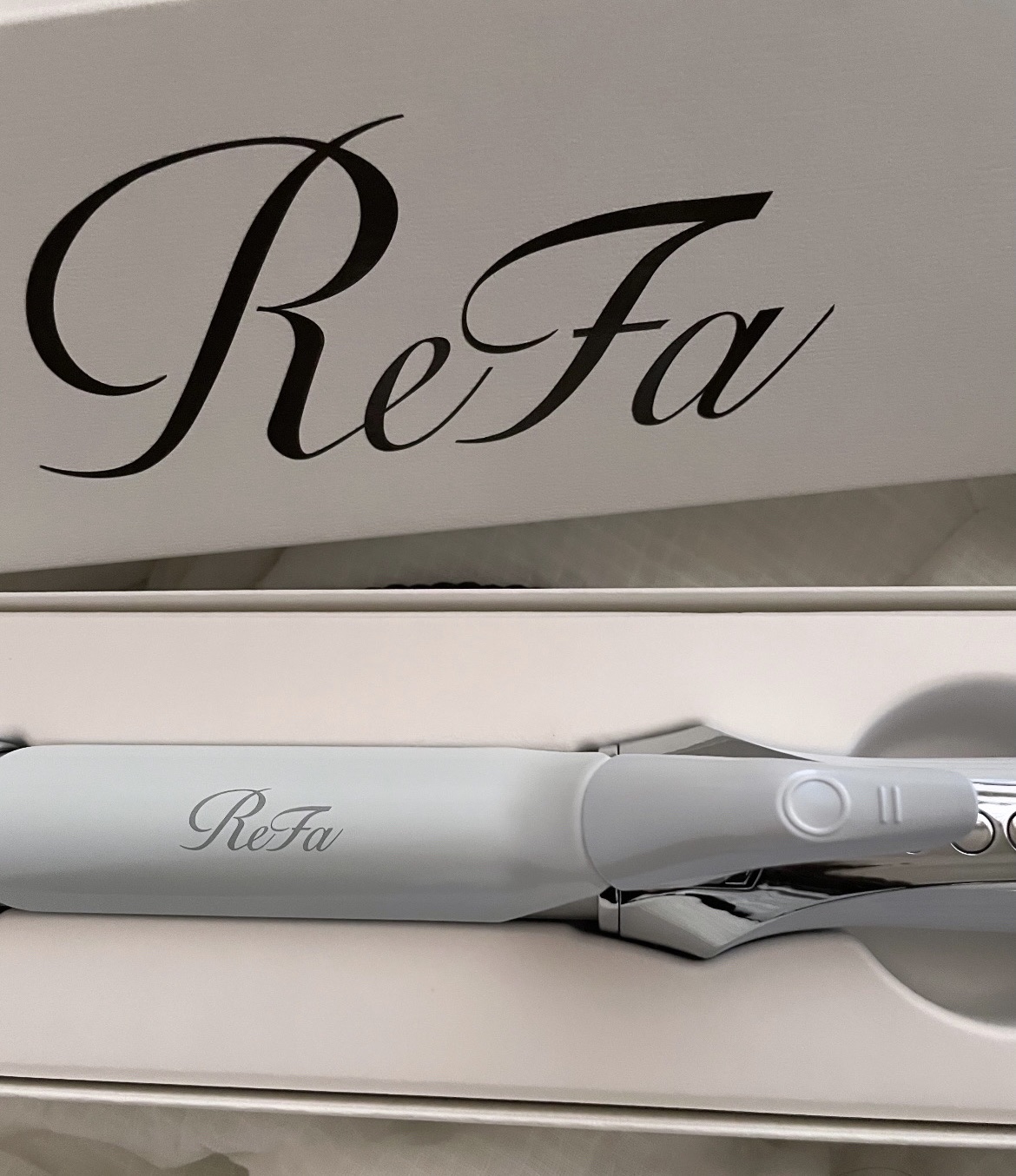 ✧  ReFa　カールアイロン プロ　ホワイト 32mm  ✧


カールアイロンはずっと安いやつ使ってたんですが、使うたびに髪がパサつくので、これ使い続けてたらヘアケア頑張っても意味ないんじゃね！？
ってなったのでずっと憧れだったリファを