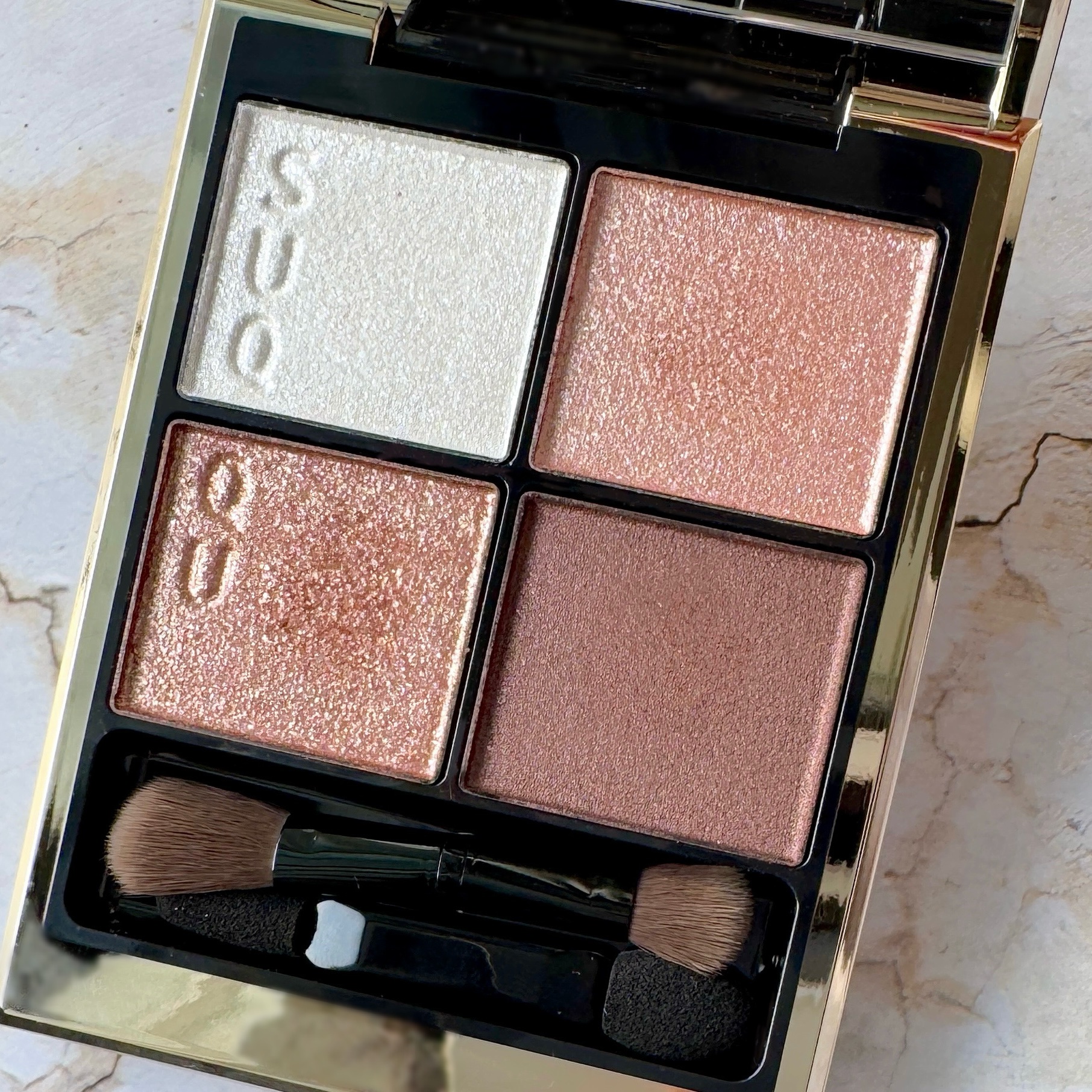 SUQQUの甘艶。

ラメが本当に綺麗です。

薄めに重ねても、まばたきする度にキラッと輝きます。

ピンクブラウンのような肌馴染みの良いカラーなので
塗り方によってナチュラルにも華やかにも仕上がります。

使うたびに買って良かったと思うア