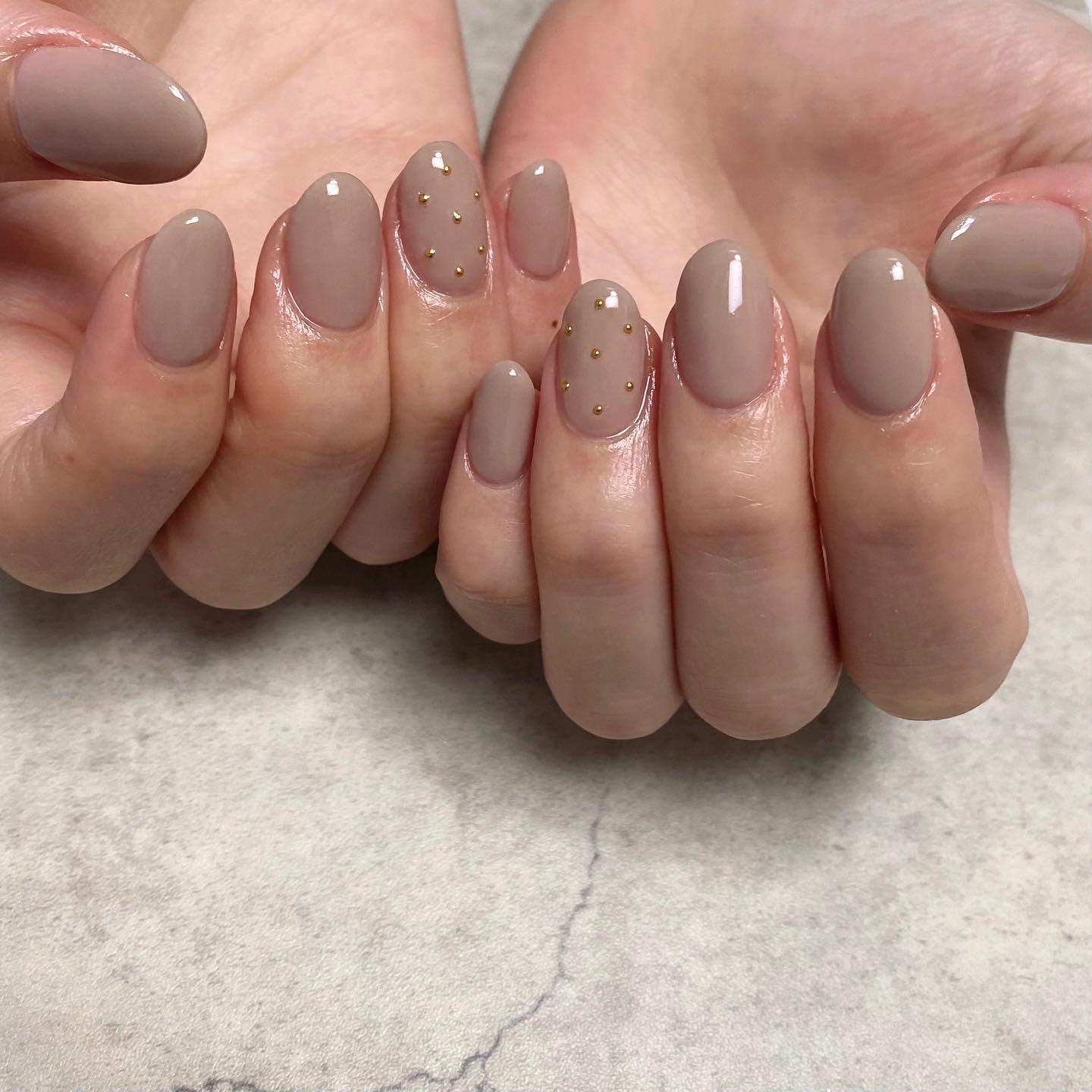 #シンプルネイル,#ベージュネイル,#スタッズネイル,#ワンカラーネイル,#女子ネイル,#オフィスネイル,#冬ネイル,#綺麗目ネイルのネイルデザイン