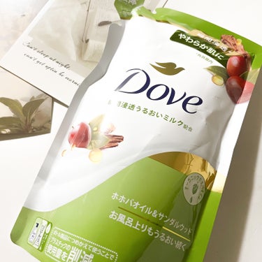 ☁️ホホバオイル配合で保湿☁️
Dove
ボディウォッシュ
ホホバオイル&サンダルウッド


〜…〜…〜…〜…〜


ドラストで発見💡
Doveの新しそうなの買ってみた🛒

グリーンのパケがいい感じ。
やっぱりDoveは外国感あってすき🇬🇧
ユニリーバの本社はロンドン。

⚪︎香りはそんなに強くなく微かに香る、
サンダルウッドの植物っぽい香り。メンズっぽい。
ドンキ好きなメンズが好みそうな感じ🏄🏖️笑

⚪︎オイルは軽めに入ってる感じで
テクスチャはそこまで重くないよ♪

⚪︎ネイビーのプレミアムモイスチャーと比べると、
ミルクみが弱くてオイルで保湿って感じ

わたしは香り高い方が好きなのと脂性肌なので、
やっぱりネイビーが好きでした🤍
乾燥肌さんにはホホバオイルはやっぱりおすすめ👍🏻

メインで使っていきたいので
今度本体買おうかなぁと思ってます🥰

#Dove
#プレミアムモイスチャー
#dove_スクラブ
#プチプラスキンケア
#ドラコス
#ボディウォッシュ
#ボディソープ
#ボディスクラブ
#ボディクリームの画像 その0