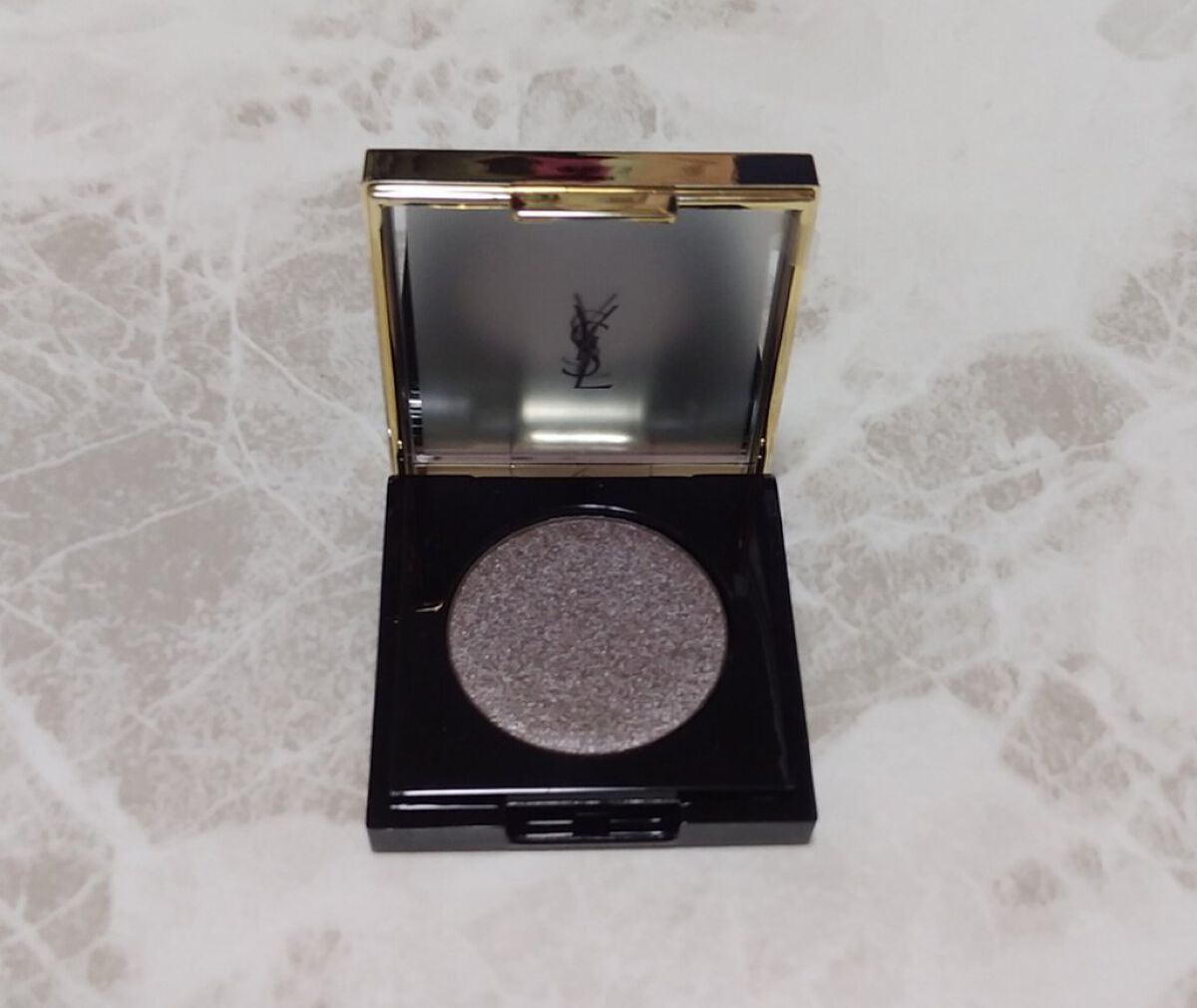 サテン クラッシュ No.28 アンコンフォーミング トープ/YVES SAINT LAURENT BEAUTE/単色アイシャドウを使ったクチコミ（2枚目）
