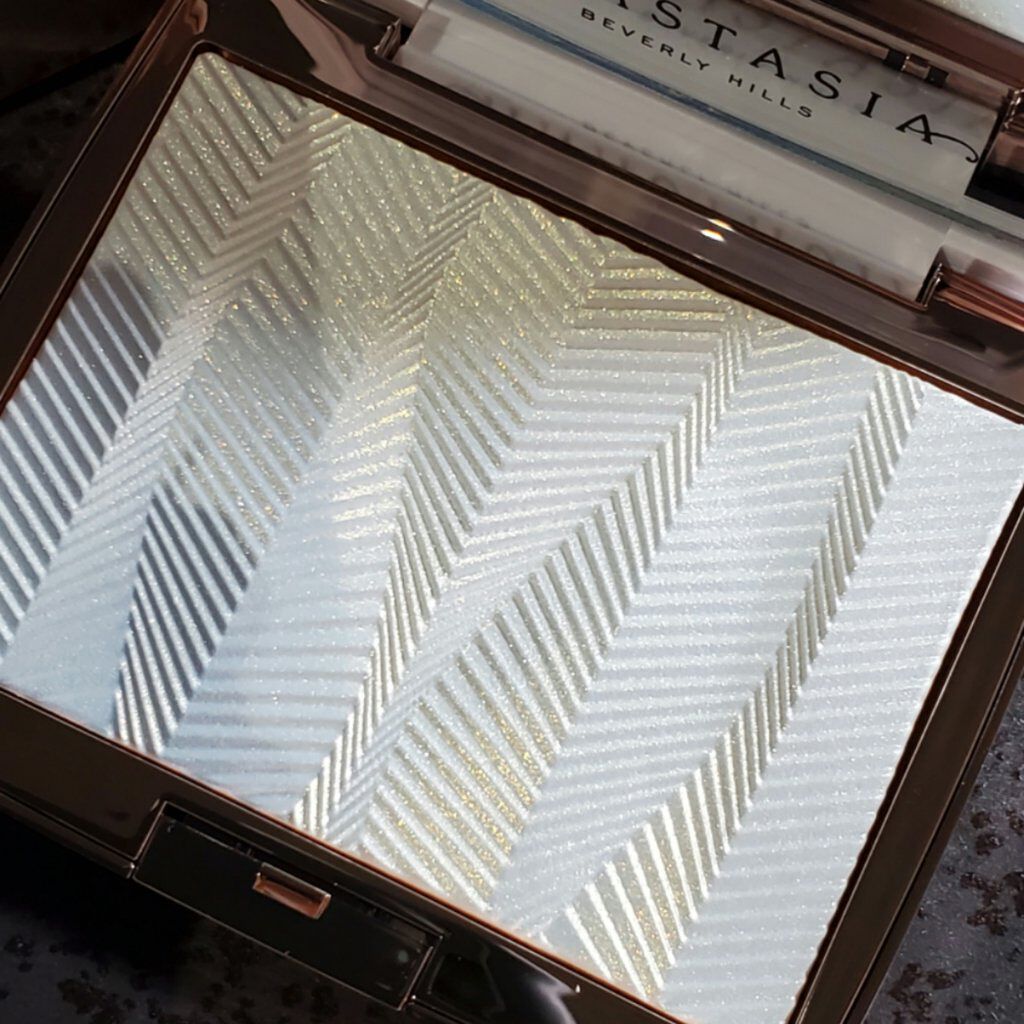 iced out ハイライター/アナスタシア ビバリーヒルズ/パウダーハイライトを使ったクチコミ（2枚目）