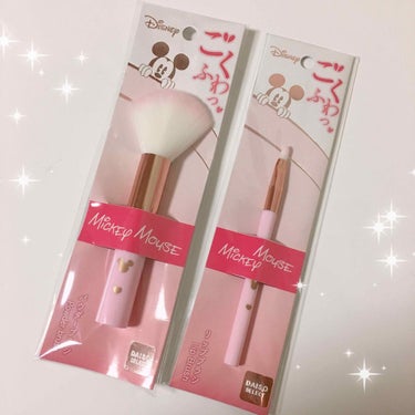 ダイソー ごくふわっ ミッキー ブラシ（パウダーブラシ＆リップブラシ）
¥108

☆━━━━━━━━━━━━━━━━━━━☆
LIPSで話題の「ダイソー」の春姫シリーズのミッキーブラシ！！
かわいい！