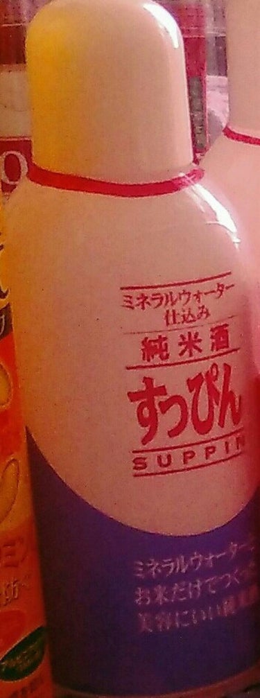 日本酒でつくった「すっぴん」という化粧水。六本木ガレリア内の石川県金沢市から来ている酒屋さんの600円位の化粧水です。
日本酒の匂いが好きでリピーターになっています。ただし、日本酒の香りが嫌いな人はおす