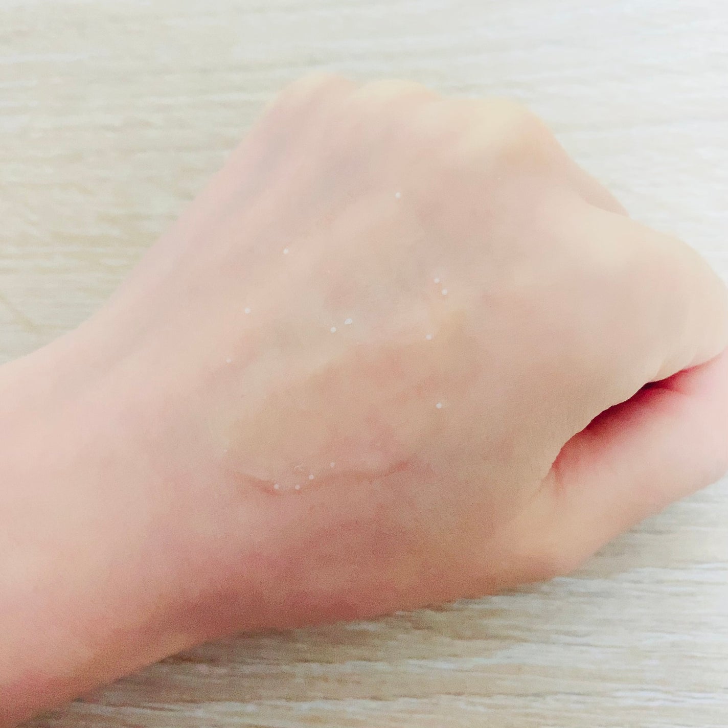 mikomiko on LIPS 「透明で少しとろみのある質感。小さな白い粒が入っています。お肌に..」(2枚目)