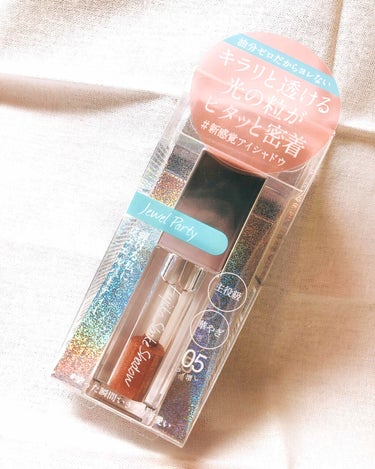 初めてシェイクシャドウを買ってみました！
実は、前からずっと気になっていた商品です💭

✨フジコシェイクシャドウ  05 ジュエルパーティ✨

❤️ヨレにくい！
このシャドウは振ることで中で水と混ざりま