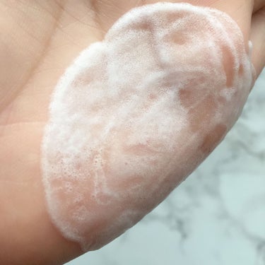 SERENDI BEAUTY BUBBLE TOX CLEANSERのクチコミ「炭酸泡が毛穴の奥の老廃物や、古い角質を低刺激で徹底除去して、滑らかな肌を作ってくれる洗顔料。
.....」（3枚目）