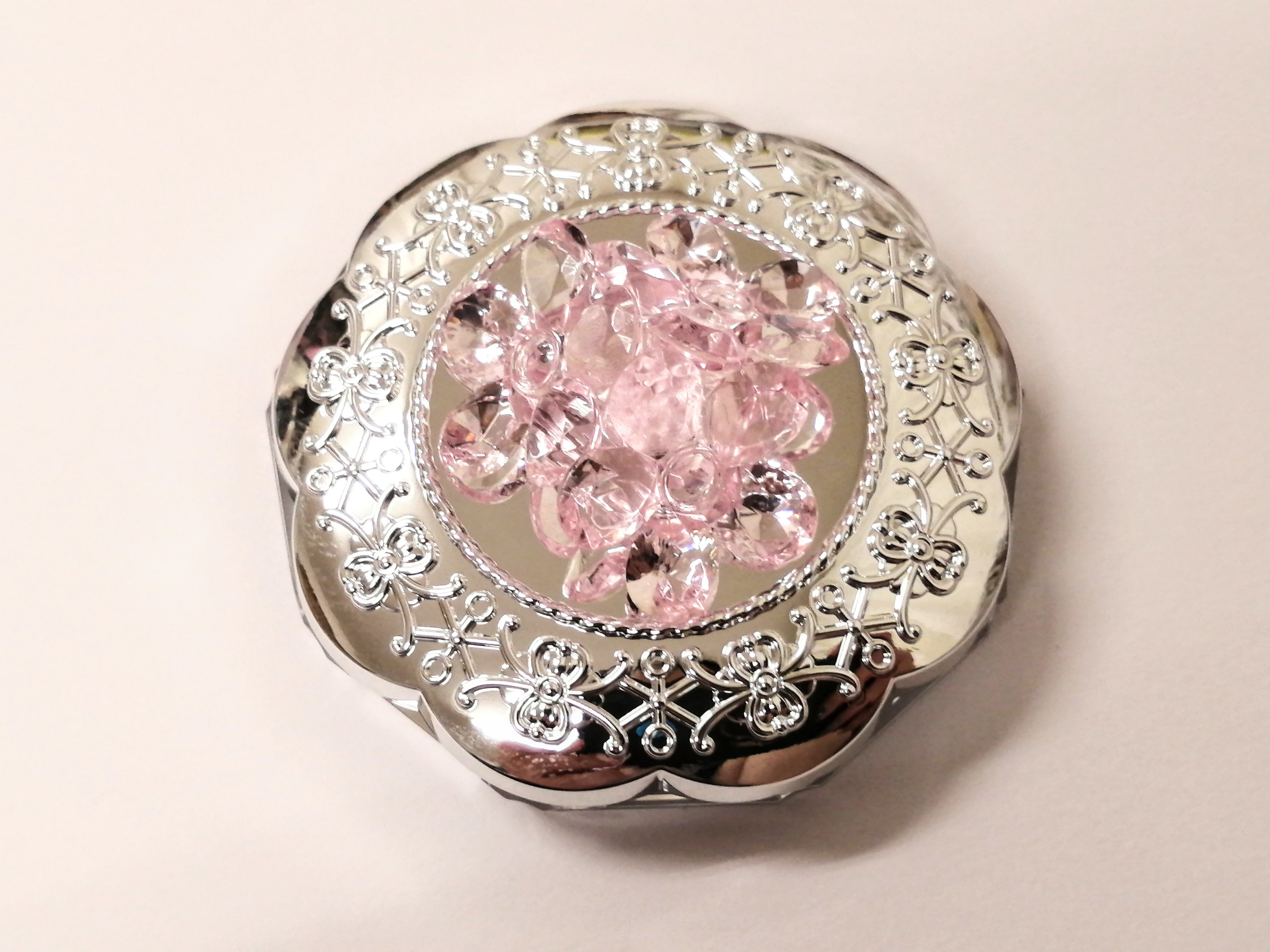 【可愛いが過ぎる】いい匂いもしてラメ感の質感も実はちがう2色アイカラー

これね、、
画像で見てた時は特に変わりのないアイシャドウだと思ってたの。
そしたら実物見たら赤大粒ラメキランキランでえっ全然ちがうんだけどって思って買ったの。
やられ