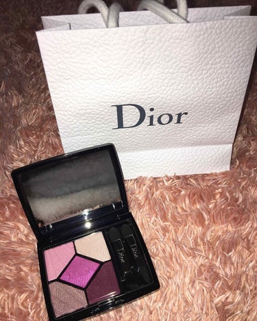 Diorのサンククルールの限定色887番です
見た瞬間一目惚れして即予約したものです🤤
発色はもちろんよく、上品なパール感がとてもお気に入りです❤️