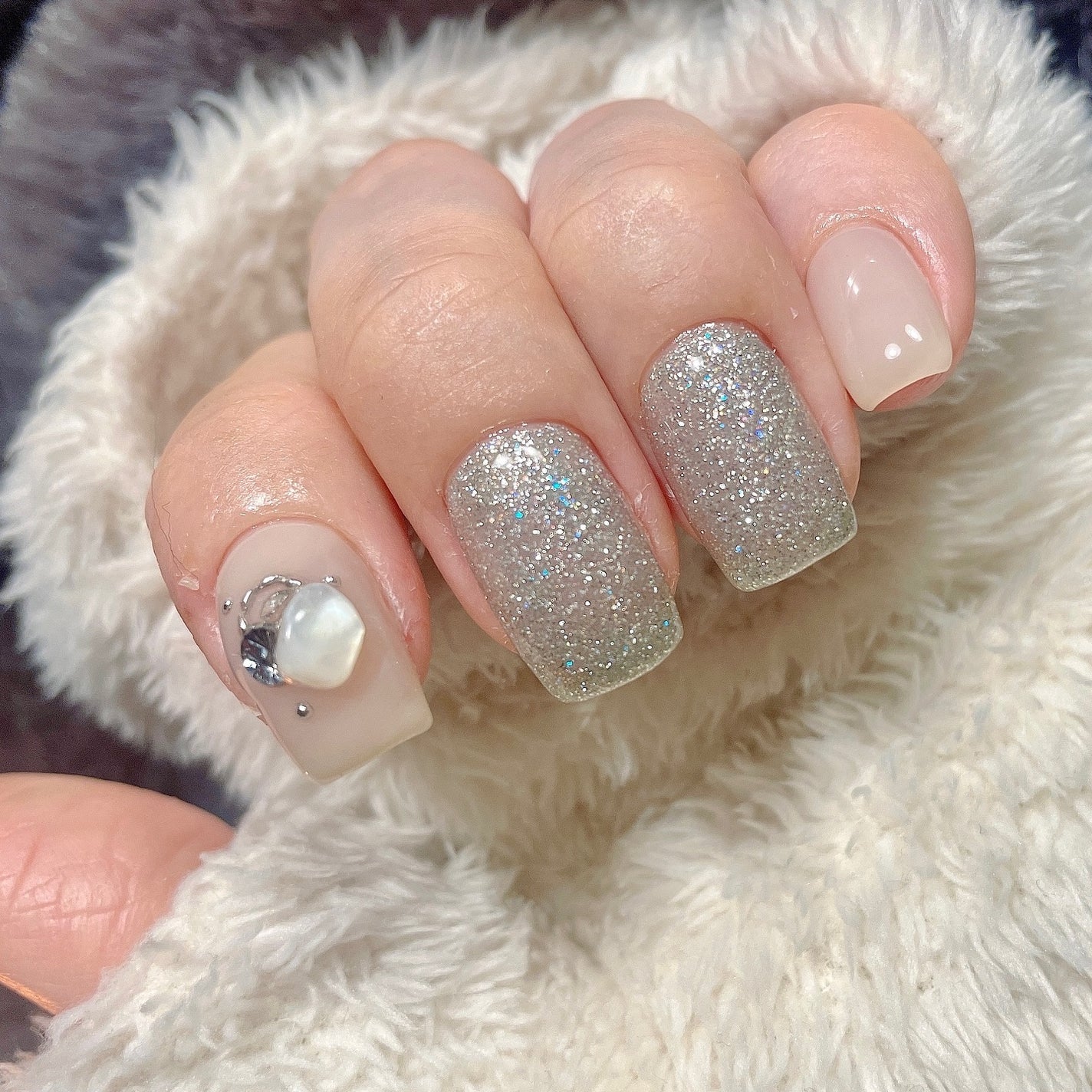 ♡𝙗𝙚𝙠𝙞♡フォロバ100%♡ on LIPS 「💅🤍💚グリーンカラーのラメをメインに、バイカラーはホワイトグレ..」(3枚目)