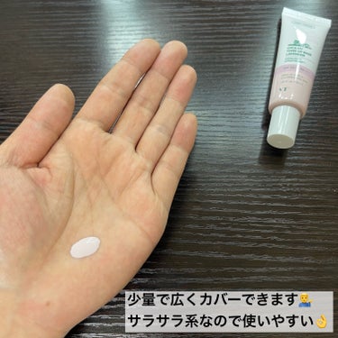 下地にも使えるUVケア💁‍♂️
黄みを抑えて、血色感を灯す✨

【VT】CICA UVトーンアップベース スキンピーチ

＼こんな方にオススメ／
✔︎黄色みが気になる方
✔︎肌のトーンアップをしたい方
✔︎肌色に合った化粧下地をお探しの方
✔︎保湿ケア・UVケア・化粧下地を同時にしたい方

“5 in 1”で忙しい朝にもオススメ👍
時短メイクしつつUVケアも出来ちゃいます‼︎
毛穴の凹凸を目立たなくし、肌の色ムラを整える化粧下地です‼️
ー5 in 1ー
・保湿ケア
・UVケア
・肌トーンアップ
・肌色の補正
・化粧下地
化粧ノリを良くする要素が詰め込んであるので、化粧下地としても使いやすい1本と思います💁‍♂️

肌への負担は少なくしつつ、紫外線はしっかりとケア！
SPF50+/PA++++でUVブロック👍
散乱剤&吸収剤でさらに紫外線から守ってくれます😊

肌のうるおいを保つ成分も配合されているので、うるおいキープにも効果的とのことです✨

スキンピーチは黄色みが気になる方に合うとのこと👌
他にも色があり、自分の肌に合わせて選ぶことができます‼️

［スキンピーチ］
カラー : ピンク
タイプ : 血色感が欲しい肌、青白い肌
配合成分 : ハイビスカス花エキス

［ホワイト］
カラー : 白
タイプ : 透明感が欲しい肌
配合成分 : コメエキス

［ミント］
カラー : 薄緑
タイプ : 赤みが気になる肌
配合成分 : ドクダミエキス

［ラベンダー］
カラー : 薄紫
タイプ : くすみが気になる肌
配合成分 : パールエキス

➖使用感➖
ローションタイプのサラサラ系の中身でした💁‍♂️
伸びもよく、肌馴染みもいいので単体でも使いやすい商品でした！
トーンアップもバッチリ👌
くんすんで見える肌をカバーしてくれます‼︎
紫外線から肌を守りつつ、ケアもしてくれるので、かなり使えます‼︎

➖使用方法➖
スキンケアの最後に適量を顔全体に軽く馴染ませるだけ‼️
肌の色ムラが気になる箇所に合わせて使うといいとのこです💁‍♂️


まだ試した事がない方は試してみてはいかがでしょう✨

それではお試しあれー♪


#VT
#CICA
#UVトーンアップベース
#スキンピーチ
#UVケア
#トーンアップ下地 
#日焼け止め
#スキンケア
#お悩み別スキンケア の画像 その2