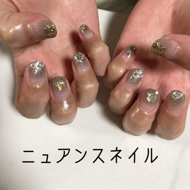 ニュアンスデザインネイル💅
グレーのグラデーションを全ての指にして
ラメまたは箔を爪先にのせました🧸✨
そしてネイルタウンのアイシングジェルで凸凹を
作り上からミラーパウダーを擦ってます！

プリジェル