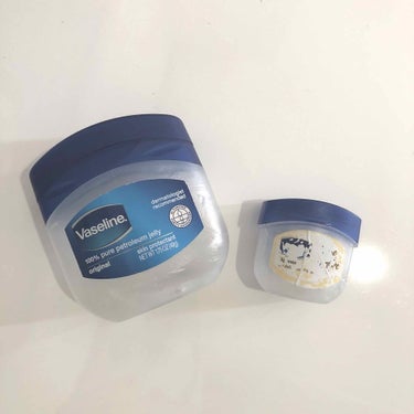 【Vaseline】
 80ｇ¥511
Lipｹｱ¥460

眉毛を整えたり、
学校の時は上下まつ毛に
これを塗るだけでまつ毛はハッキリするのでありがたい商品です︎☺︎
大きいのはボディケアなのでいろん