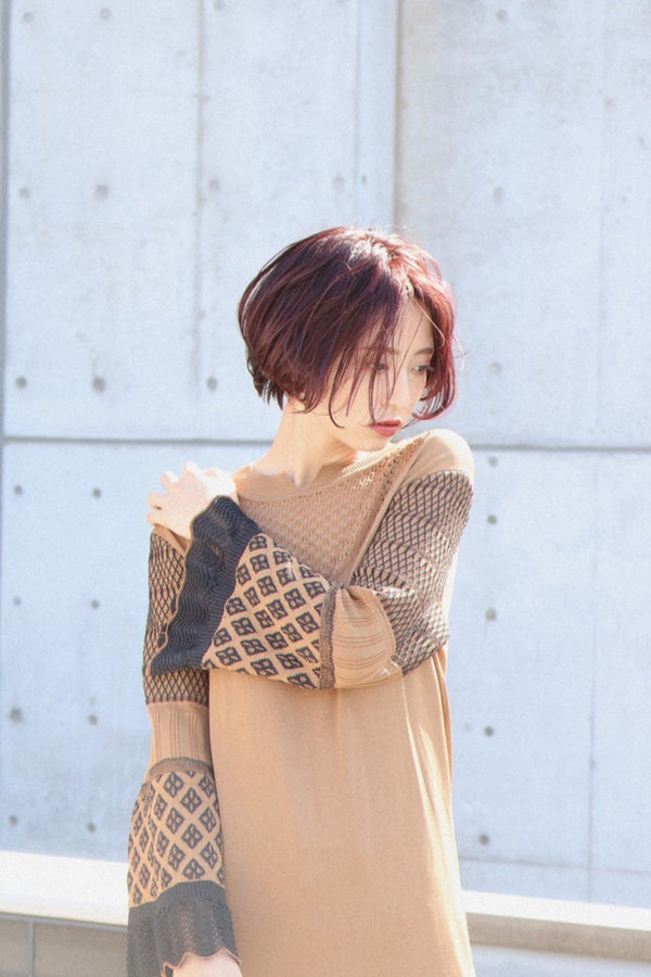 肩に手をかけたショートカットの女性