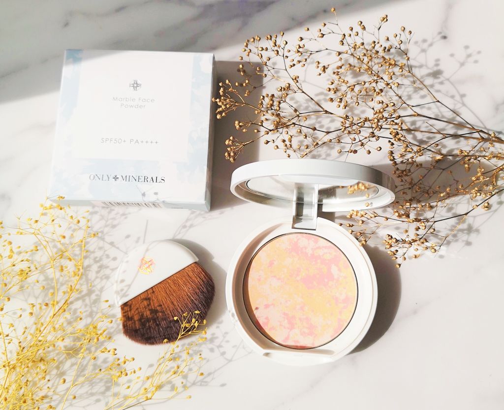 ONLY MINERALS マーブルフェイスパウダーのクチコミ「とても薄型のコンパクトで持ち歩きに便利なパウダーです。
色は【ウォーム】をモニターさせていた.....」（1枚目）