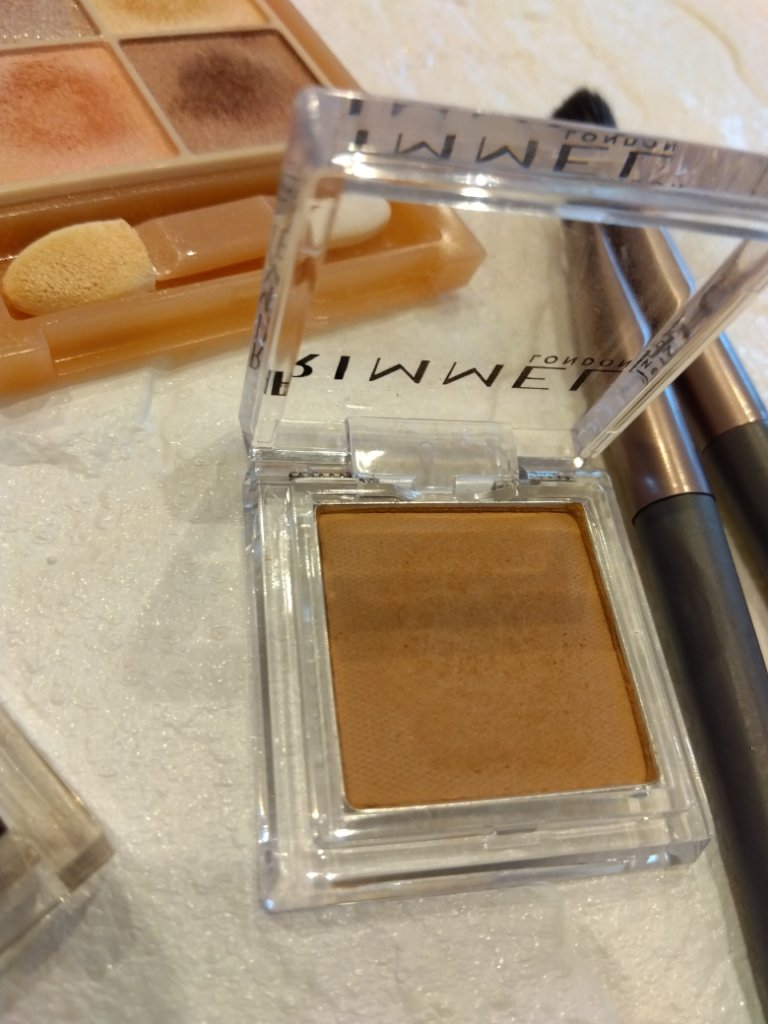 ワンダー キューブ アイシャドウ マット M001/リンメル ロンドン/単色アイシャドウを使ったクチコミ（3枚目）