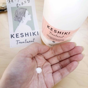KESHIKI KESHIKIシャンプー／ヘアトリートメントのクチコミ「

美容成分95%以上配合の贅沢うるツヤ処方で髪と頭皮にたっぷりの潤いをとツヤを与えまとまりや.....」（3枚目）