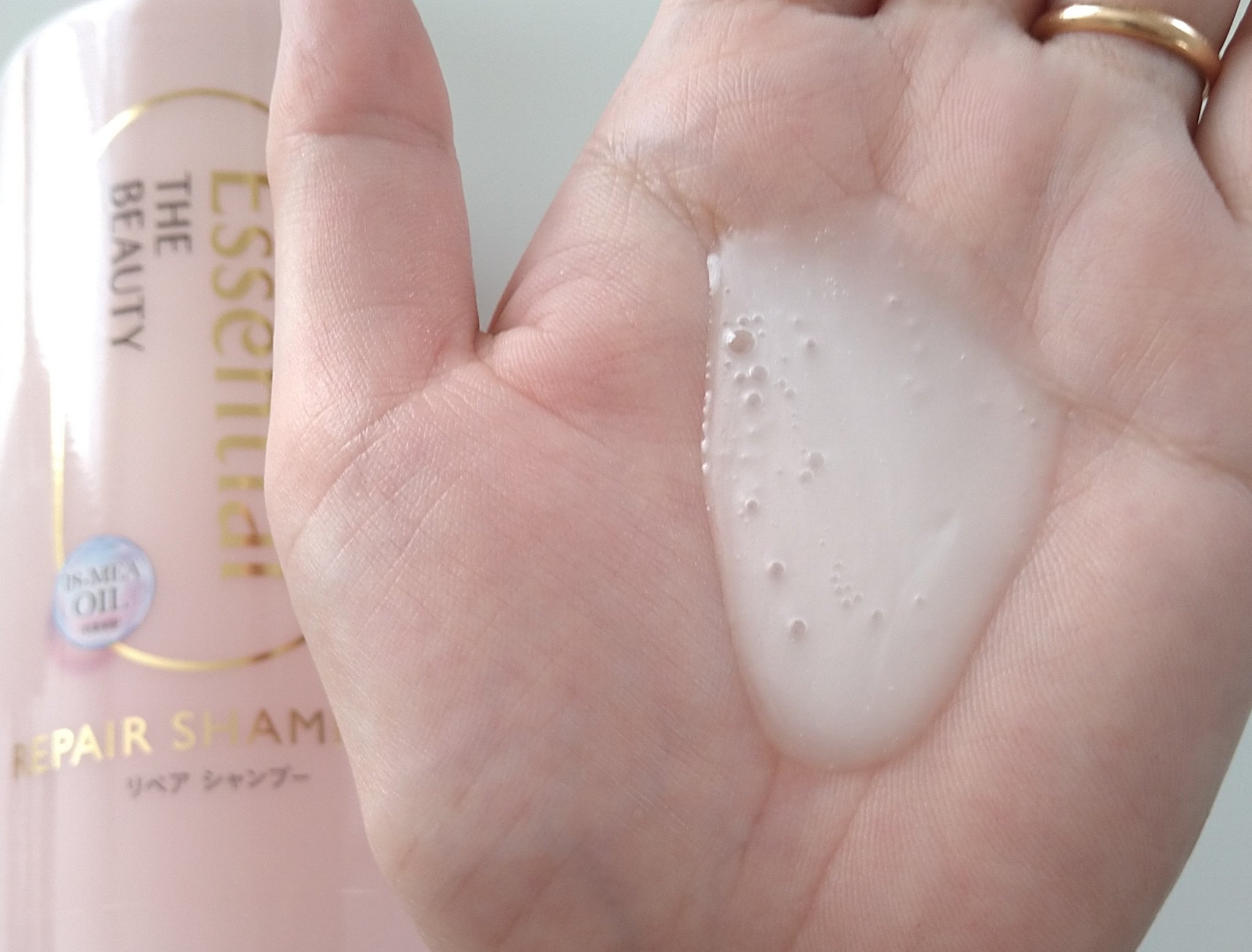 エッセンシャル ザビューティ リペアシャンプー・コンディショナーのクチコミ「#PR　#エッセンシャル

ミルキーカラーのボトルデザインが可愛い、シャンプーとコンディショナ.....」（2枚目）