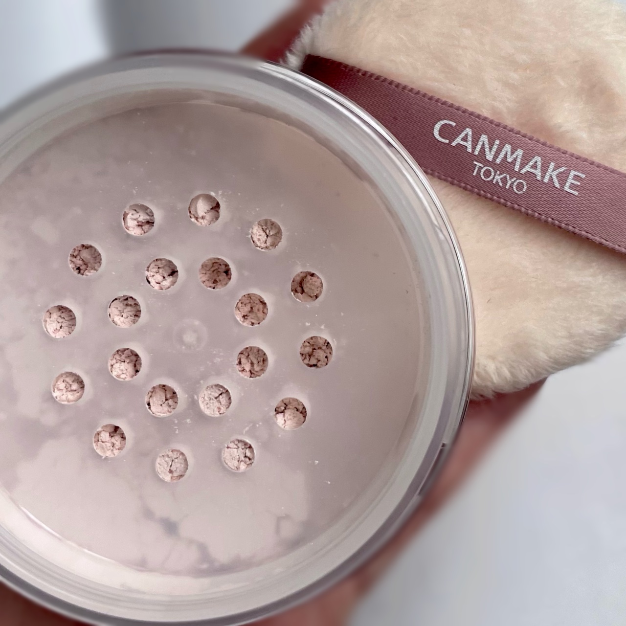 シルキールースモイストパウダー P01 ラスターピンク/キャンメイク/ルースパウダーを使ったクチコミ（2枚目）