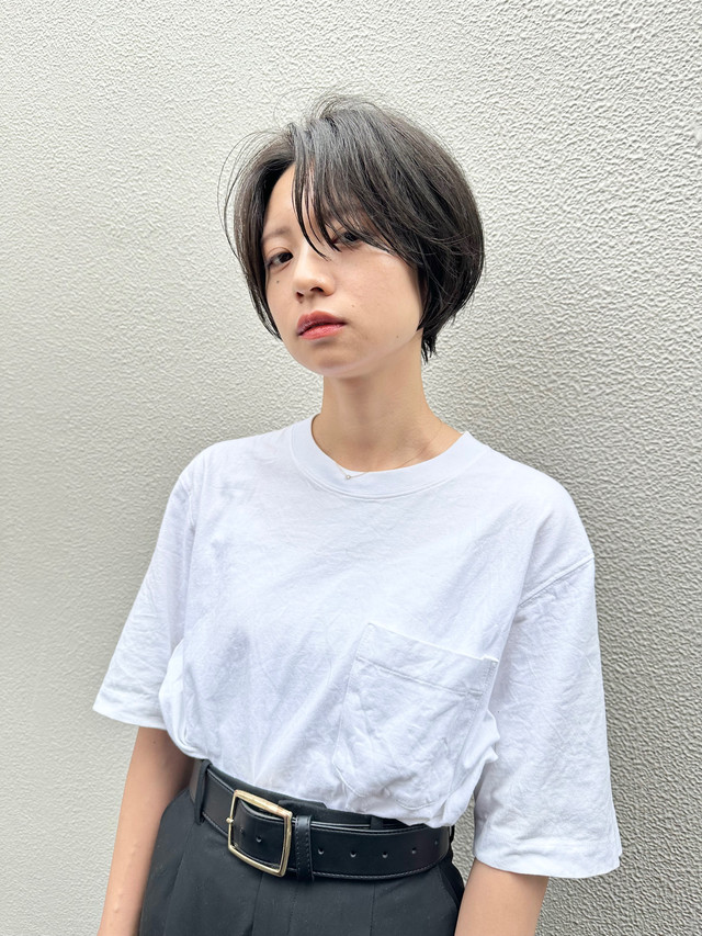ショートヘアの女性