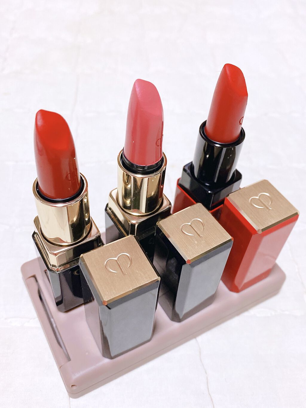 クレードポーボーテ
💋ルージュアレーブルn
💄#7ドラゴンレッド(明るいレッドカラー)
💄#10シノワズリ(ヌードピンクカラー)

   しっとりタイプでみずみずしく柔らかい
　溶けるようなテクスチャーで
　唇がとても楽に自然な発色で