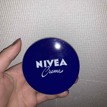 NIVEA cream 青缶

この時期の最強の味方！ニベアの青缶💙
最近は小鼻のあたりが乾燥しやすいので寝る前にたっぷり塗って寝ています🙆‍♀️すると朝起きた頃にはすっかり保湿されていてほんと助かって