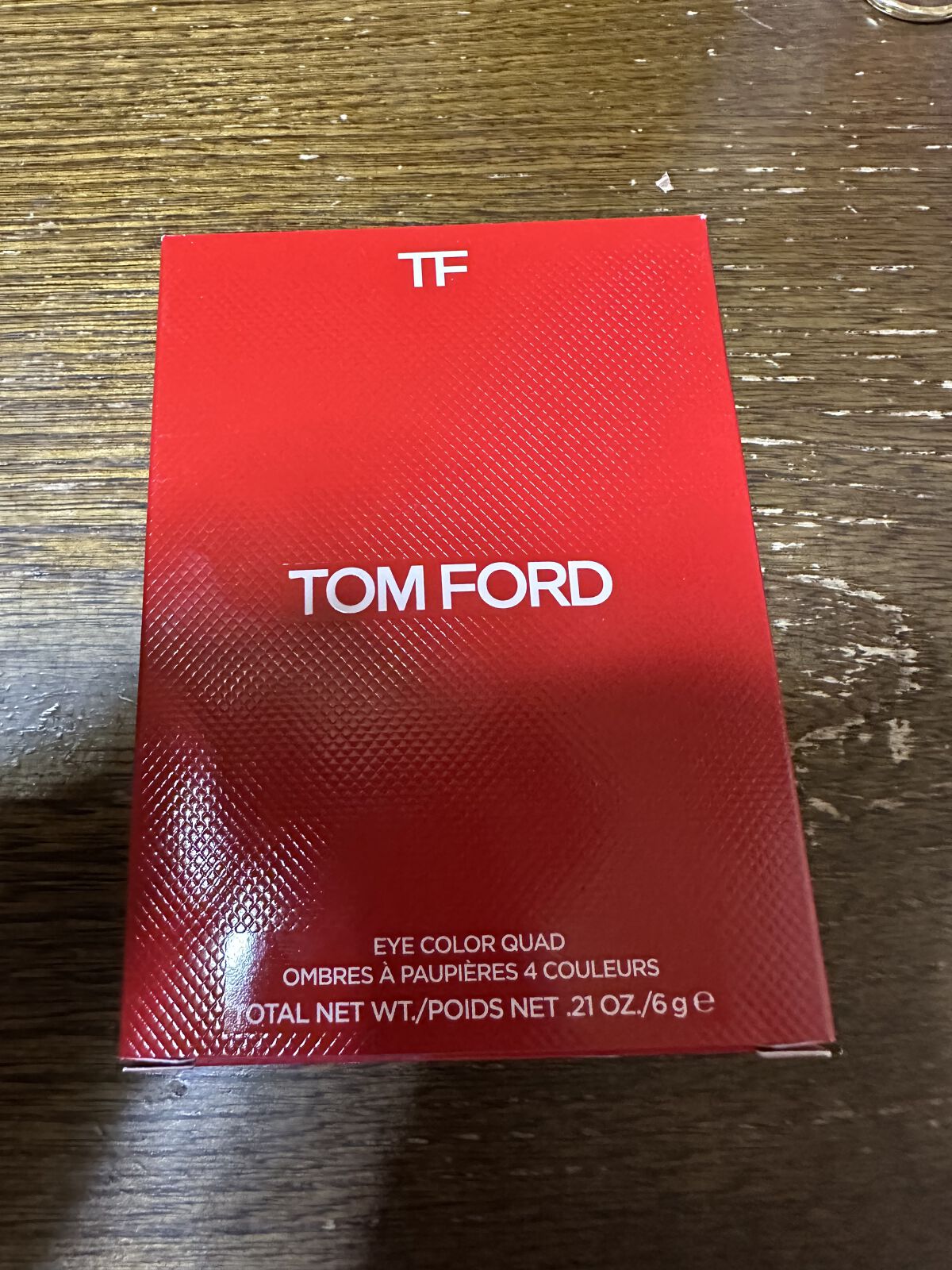 TOM FORD BEAUTY　の
アイ カラー クォード　です♪

お色は　ELECTRIC  CHERRY

数量限定。

2色展開の赤いパッケージの方です。

私の最初の見た目は、奇抜な感じになるのかな…？
それに、濃いのかなぁ…？　