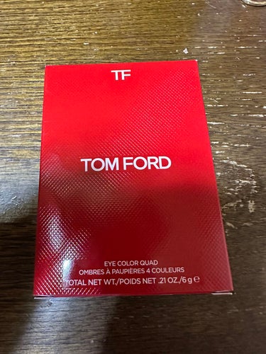 TOM FORD BEAUTY　の
アイ カラー クォード　です♪

お色は　ELECTRIC  CHERRY

数量限定。

2色展開の赤いパッケージの方です。

私の最初の見た目は、奇抜な感じになる