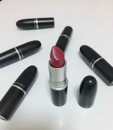 MAC リップスティック
パーティーライン C💄

お値段3000円😌

必ず秋冬付けたくなるカラーです☺️✨
リップを次から次へと買ってしまうので、なかなか使い切れないのですが、こちらはリピート品です