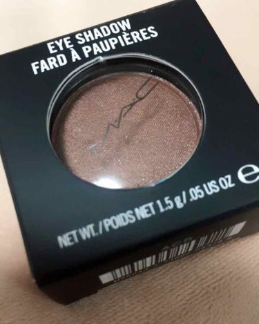 MAC 
スモールアイシャドウ   ムルシュ


赤茶よりブラウンで、好きなアイシャドウの色味です！

コンパクトな見た目、コスパもいいですが…滲みます😔

二重の線にも溜まりやすいので、そこは気になる