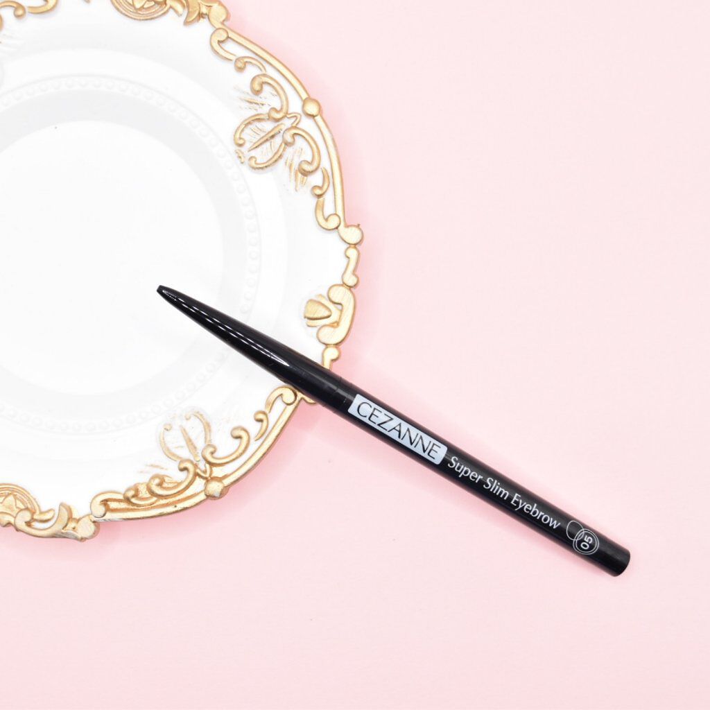 お気に入りの描き心地滑らかな高発色の超極細アイブロウペンシル。

すっかりお気に入りとなったセザンヌの超細芯アイブロウですが、現在の髪色に合わせて05 ナチュラルグレーを新たに購入しました。

この超細芯ですが、その名のとおりに0.9mmと