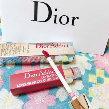 .+*:ﾟ+｡.☆Dior アディクトリップティント.+*:ﾟ+｡.☆
571番のクランベリーです。
ディオールのティントはひとつ持ってると嬉しい気持ちになります💖
食べたり飲んだりするとさすがに色持ち