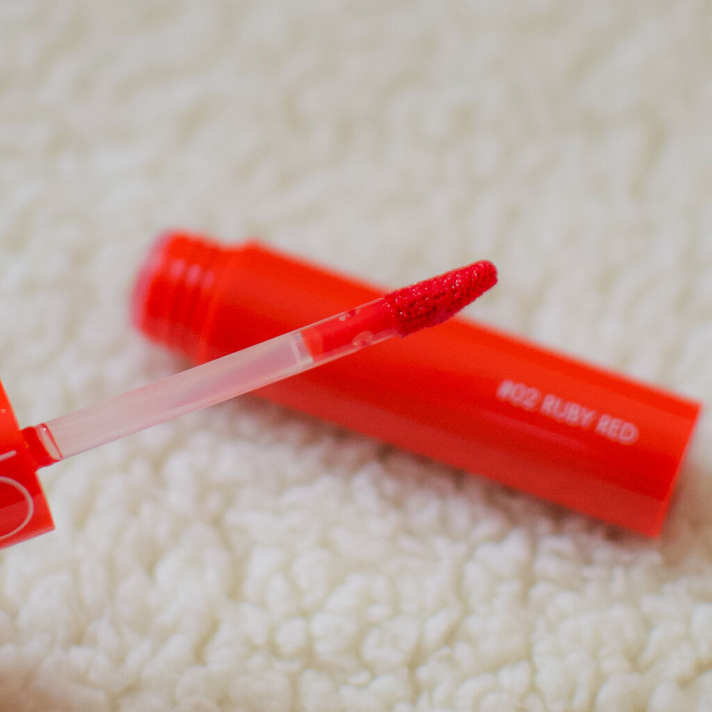 ジューシーラスティングティント/rom&nd/リップティントを使ったクチコミ（2枚目）