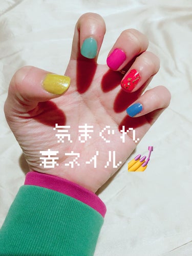 ズボラ週末ネイル✨


左手親指
ネイルホリック　GR707

を中心に塗り塗り💅


右手人差し指
キャンメイク　N17

を際立たせるために塗り塗り💅



相変わらず雑だけど気分転換にgoooooood♡



ムツゴロウさん🤍



 #私の上半期ベストコスメ2023  #LIPS投稿アワードメイクハウツー  #正直レビュー  #ピンクコスメ #週末ネイル #春ネイル #キャンメイク #ネイルホリック #プチプラ #ラメ #パール #ビタミンカラー #チャイ
#ズボラ　 #PLになりたい_先取り夏メイク の画像 その0