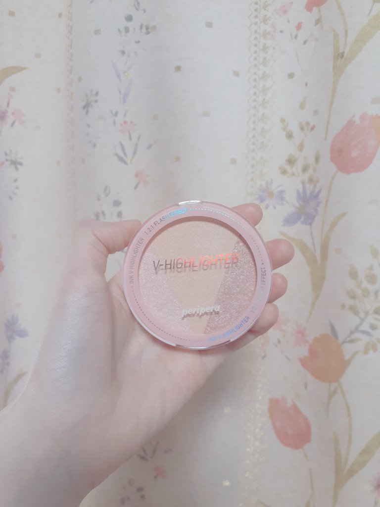 PERIPERA インク ブイ ハイライターのクチコミ「PERIPERA　インク ブイ ハイライター

キラキラツヤツヤハイライト！
新大久保で購入し.....」（3枚目）