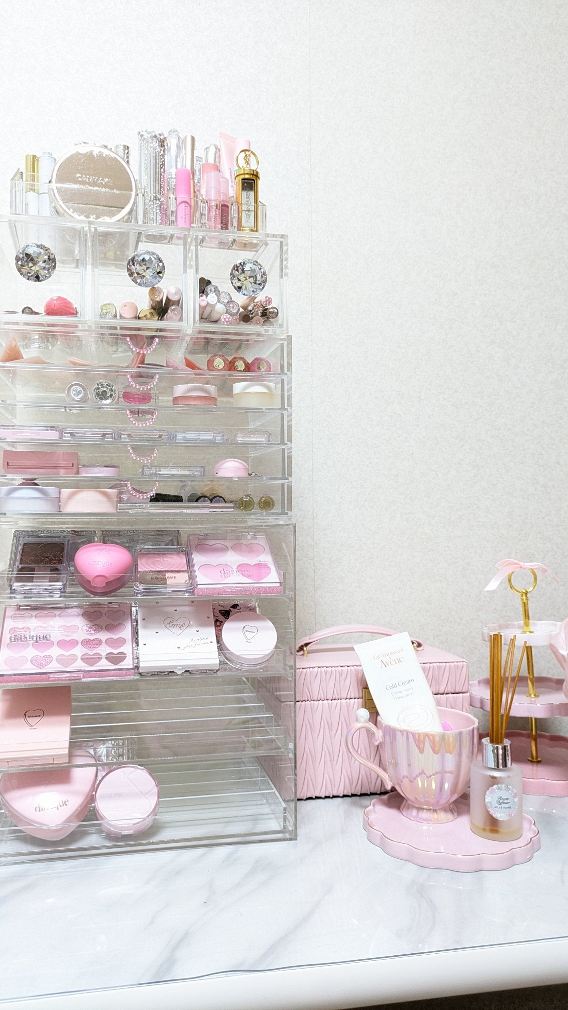 奈緒 on LIPS 「青みピンク、くすみピンクも好きだけどやっぱり白みピンクが優勝♡..」(1枚目)