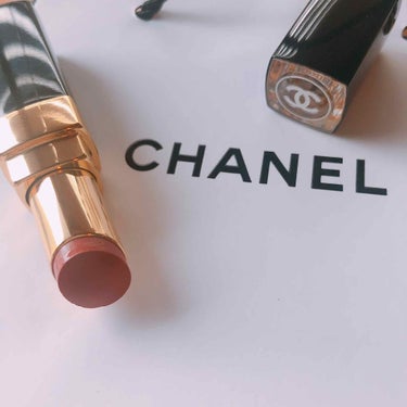 欲しかったCHANELルージュココフラッシュ
90番ジュール💄
粘膜色リップと話題ですね😆
見た目の色と口に塗った色が結構変わるかな💦
自然な赤リップといったかんじ❣️
オレンジがかった赤にベージュが混