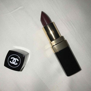 CHANEL ルージュ ココ　446 エティエンヌ

🥀ブルベ冬に似合いそうな深いパープル味のあるレッド

ベリーみたいな大人の香りがして、もう気分はセレブ。

発色、色持ち最高です。
ちょっと乾燥しや