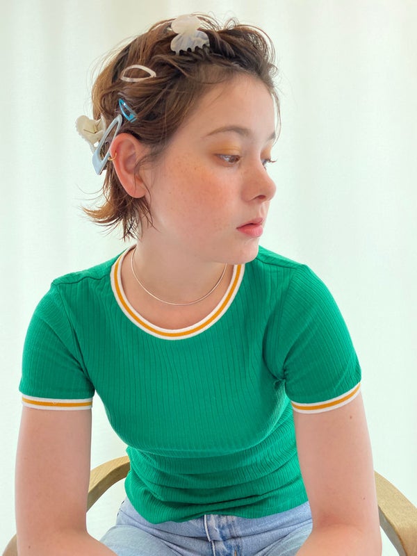 髪をクリップやピンで留めた女性