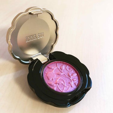 ［ANNA SUI アイ&フェイスカラー CのC300と専用ケース］



値段：C300   税抜1200円(税込1296円)
             専用ケース   税抜800円(税込864円)
