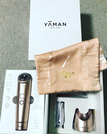 YA-MAN TOKYO JAPAN #RF美顔器 #フォトプラス #シャイニー
#ヤーマン #rf美顔器フォトプラス #フォトプラスシャイニー 

毎日使える#マルチ#美顔器　1回3分の浸透＊1×#リフトケア＊2
＊1・・・角質層まで　＊2…機械で肌を持ち上げること
シリーズ初、毎日使える『デイリーケア』とスペシャルケアの『ウィークリーケア』の2モード搭載。
DAILYもWEEKLYも、毎日使う美顔器習慣。
忙しい日でも、手軽に取り入れられる1回3分のデイリーモード。
#イオン導入・#EMS・#LED の出力を調整して、#うるおい ケアと表情筋ケアが毎日使用可能になりました。
#毎日 のケアにはDAILYケア、#スペシャルケア にはWEEKLYケアを。
 
🔹Dailyケア …約3分でしっかりケア
忙しい日常でも、手軽に取り入れられる1回3分のデイリーモード。スキンケアの浸透*、表情筋ケアを毎日のお手入れに。
□イオン導入 □EMS □赤LED
*角質層まで

🔹Weeklyケア …週に2～3回の本格ケア
日常より肌ケアに時間をかけられる週末には、#エステサロン さながらのスペシャルケアを。4つのモードが様々な#肌悩み にアプローチ。
▫️クリーンモード（じんわりあたため、温感#クレンジング）
RF (ラジオ波)＋イオン導出のW効果で洗顔後の肌を温めながら、落としきれなかった角質・毛穴汚れを吸着させて取り除きます。肌をまっさらな状態にして、#スキンケア の土台作りを行います。
▫️DYHPモード（独自に開発した浸透*技術）
□RF □DYHP □赤LED
独自の導入プログラム「DYHP（ダイナミックハイパーパルス）」を搭載。
角質層の深部や筋肉までダイナミックにアプローチし、うるおいを届けます。赤色のLEDによるフォトケアも同時に。
▫️#アイケア モード（あたため＆#デリケート な#目もと ケア）
□RF □マイクロカレント
RF (ラジオ波)＋マイクロカレントの微弱電流で、デリケートな目もとにじんわりとアプローチ。明るい印象の目もとへと導きます。
▫️クールモード（#冷却 機能で肌を引き締め、整った肌へ）
□青LED □冷却
冷却機能でお肌をキュッと引き締め、#クールダウン 。整った肌へ導きます。

 🔹🔹🔹🔹🔹
YA-MAN TOKYO JAPAN RF美顔器 フォトプラスシャイニーは、これ一つで色々な#美肌 ケアができる、マルチ美顔器です。
スティック型の美顔器で、私が、すごくいい！と思ったのは、本体と充電器以外の付属品がないことです。
モードを切り替えるたびに、付属品を付け替えないといけないと、面倒に感じて使うのが億劫になりますし、
管理するのも大変に思ってしまうので、充電した本体さえあれば、顔全体がたっぷりとケアできるという、
とにかく#シンプル なところが、使いやすくて、長く愛用できそうなので、すごく気に入っています。
また、毎日のケアは、たったの３分なのが、毎日気軽に続けることができるポイントだと思います。
 
毎日#３分 のお手軽なDailyケアから、たっぷりしっかりとスペシャルケアができる本格的なWeeklyケアまで、
本体のモードを切り替えるだけで、簡単に美肌ケアができます。
Weeklyケアには、CLEAN・DYHP・EYE CARE・COOLがあり、様々な肌悩みをしっかりとケアすることができます。
RF（ラジオ波）でお肌を温めたり、COOLで冷却することもできるので、とても心地よく、気持ちがいいです。
ウィークリーケアのCLEANモードとDYHPモードは、コットンを使用してケアしますが（DYHPモードはなくてもOK）、
コットンの装着脱もシンプルですごく簡単にできます。
 
本体は軽く、手にフィットする形なので、片手でもケアが可能です。
EMSは、少しピリピリとした感覚がありますが、私個人的には、痛さを感じず、心地のよい刺激に感じます。
いつもと同じ化粧水をつけて、３分間、顔にあてていくと、いつもの化粧水をつけたはずなのに、
シートマスクをした後のような、しっとりもっちりとしたお肌になるから、驚きです。
 
絶対毎日使いたくなった、私の個人的な#びっくり エピソードを紹介します。
Weeklyケアをした後に、鏡を見ると、鼻の毛穴の汚れがすっきりとなくなっていて、これにはすごく驚きました。
ずっと悩んでいる毛穴の目立ちも、普段より目立たず、ファンデーションをキレイに塗ることができて、
これは、毎日絶対使いたい！と思った、購入初期の#感動#エピソード です。
 
子育てをしていると、エステに行く時間も無くなってしまいましたが、
これがあれば、お家で簡単に、自分のタイミングでエステに行ったようなスペシャルケアができるのは、素晴らしいです。
少し高いかな？と思いましたが、毎日手軽にセルフエステができると考えると、お得だと思いました。
これからも毎日使って、さらに毛穴が目立ちにくい陶器肌を目指します！！
 
今まで使ってきた美容家電の中で、一番すごいと感動したのは、RF美顔器 フォトプラスシャイニーです！
の画像 その2