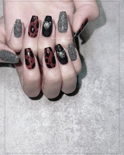 #ヒョウ柄ネイル,#ネイル,#アートネイル,#秋ネイル,#ミラーアートネイル,#アニマルネイル,#フラッシュネイル,#オータムネイル,#ジュエリーネイル,#ミラーネイル,#手書きアートネイル,#うねうねネイル,#ブラウンネイル,#リングネイル,#秋ネイル,#天王寺ネイルのネイルデザイン