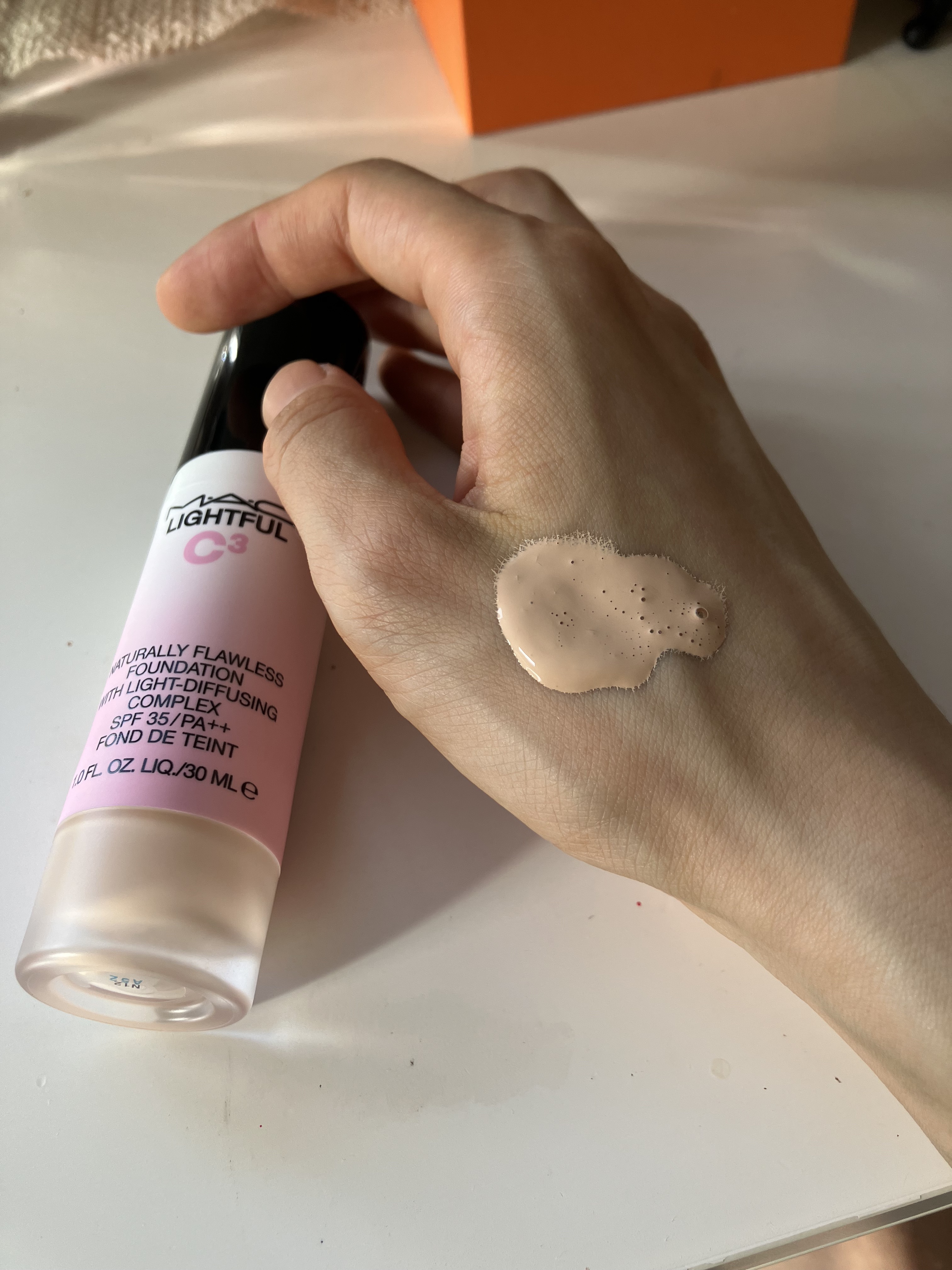 ライトフル C３ ナチュラルリー フローレス ファンデーション/M・A・C/リキッドファンデーションを使ったクチコミ（2枚目）