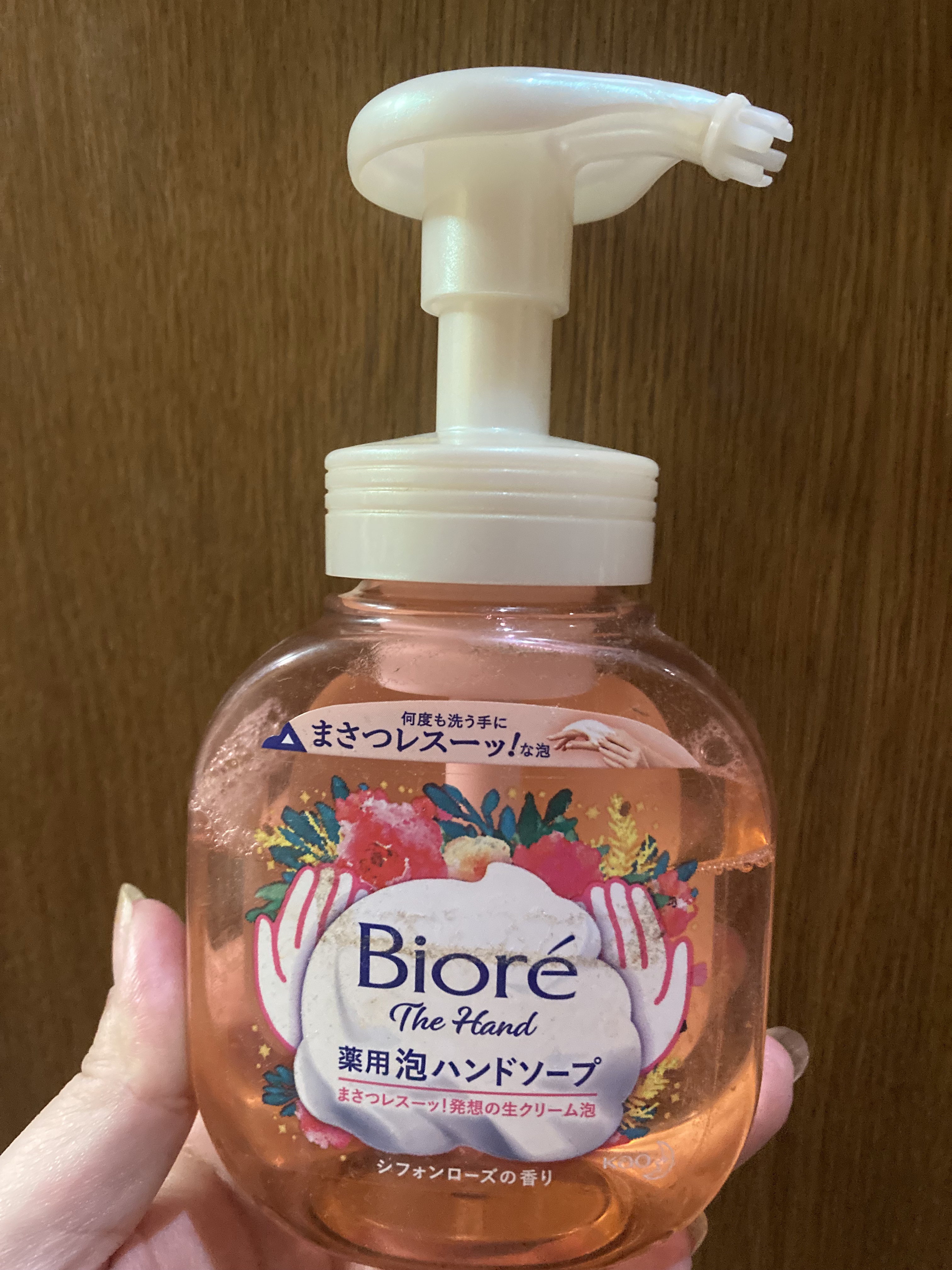 ビオレ ビオレ ザ ハンド 泡ハンドソープ シフォンローズの香りのクチコミ「愛用品のご紹介、ビオレの薬用ハンドソープです。香りがシフォンローズって名前で、キツくないフロー.....」（2枚目）