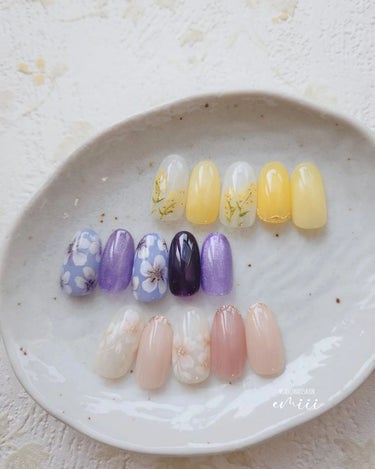 e_nails//フォロバ◎//ネイルとコスメ好きママ on LIPS 「フラワー特集✼¨*今回は3種類、春のお花をを描いてみました❤さ..」（2枚目）