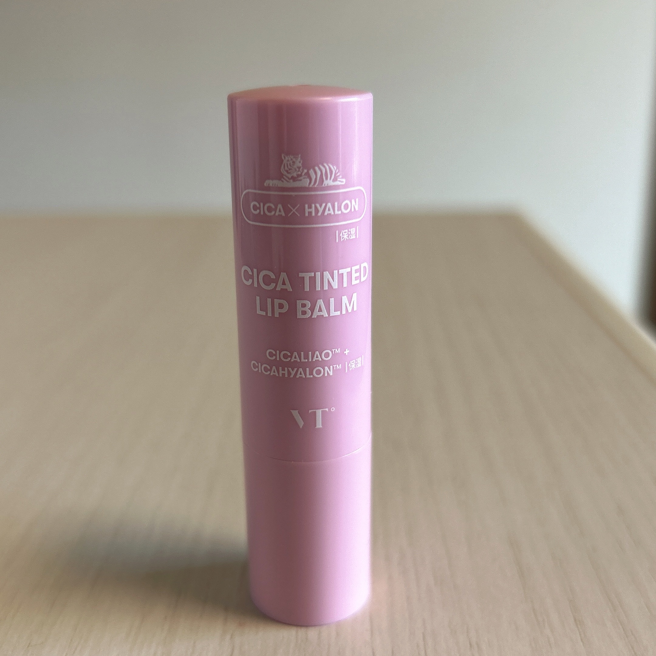 ⭐︎VT シカティンティッドリップバーム⭐︎

半年ほど前にコンビニで購入しました。

パッケージが可愛いです。

甘めの香り付きで、すっぴんで唇に血色感が欲しい時にちょうど良かったです。

ティント効果はあまりわからず？

メイクNGの学