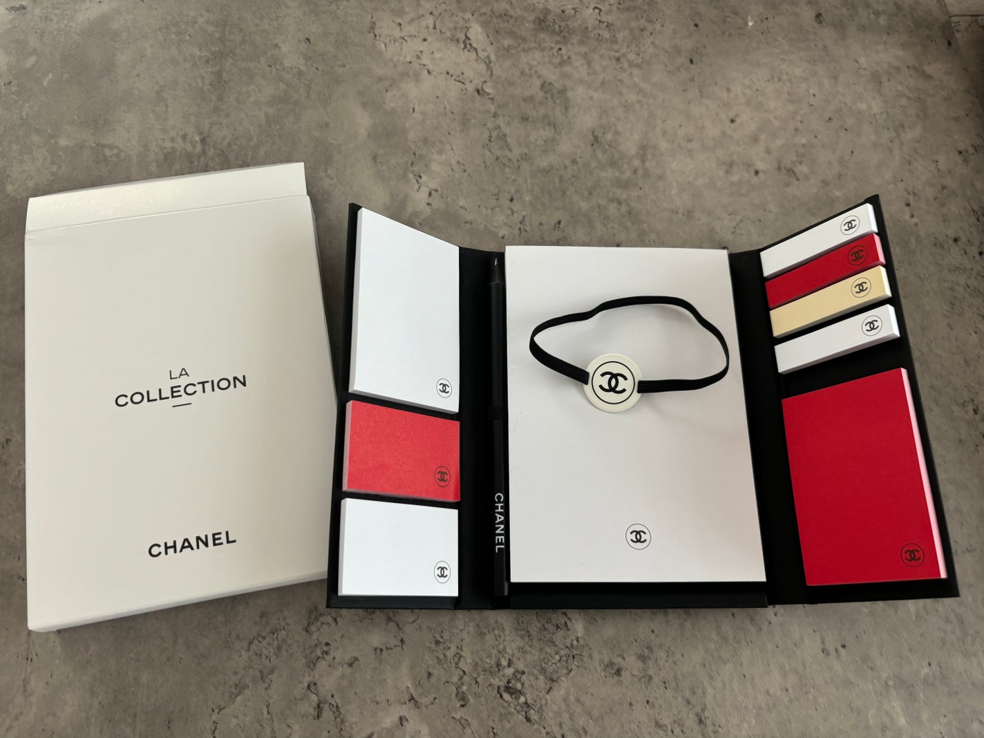 ぷぅぴぃ《紫コス部💜💗》 on LIPS 「CHANEL🎁ギフト🎁✨️コスメを買う度にカードが集まっていき..」(1枚目)